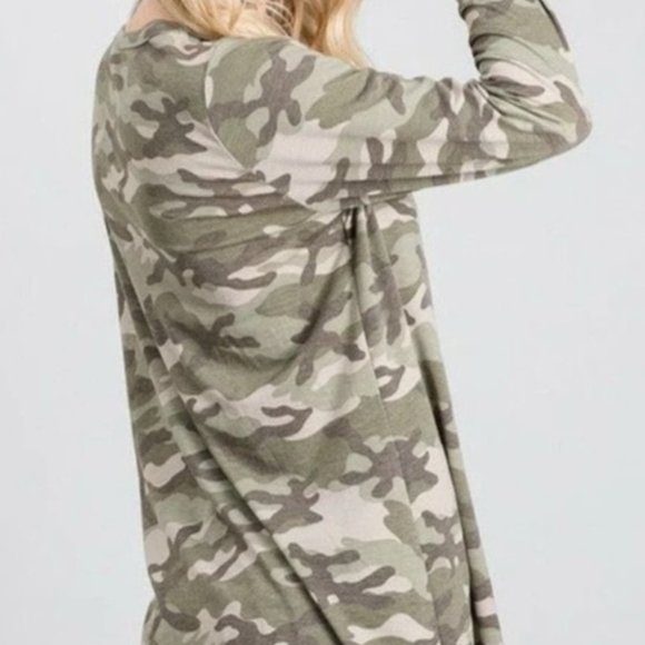 💗HOST PICK💗 Camo Print Mock Neck Long Sleeve Top - Picture 3 of 4